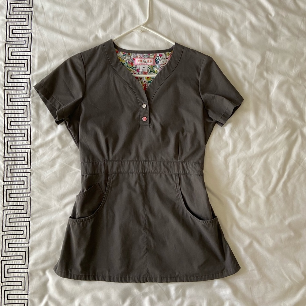Koi Scrub Top Size XS